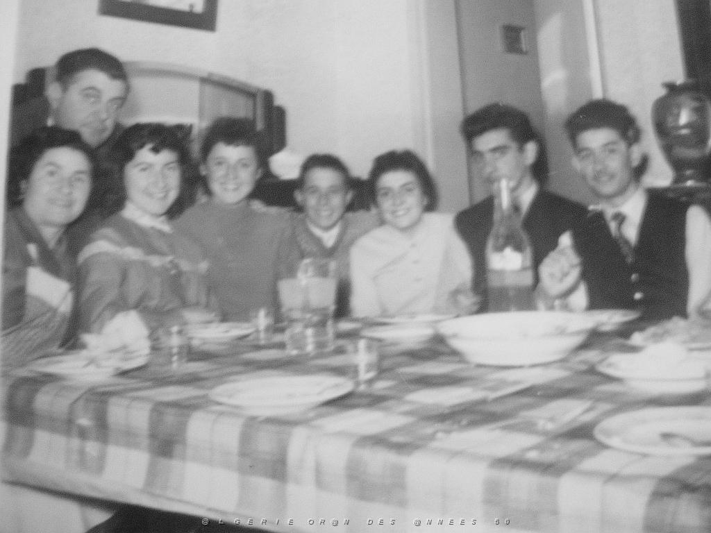 40 avec mejias et anne marie sabia ds notre salle a manger avec les parents.JPG -           